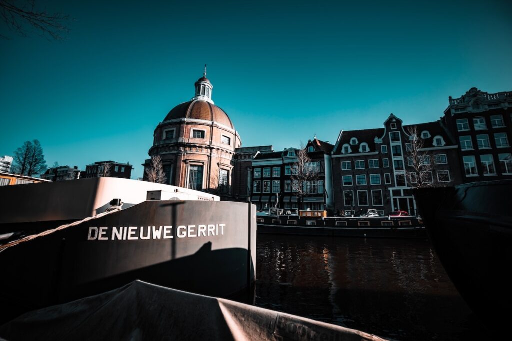 Foto von einem Schiff in einer Gracht in Amsterdam